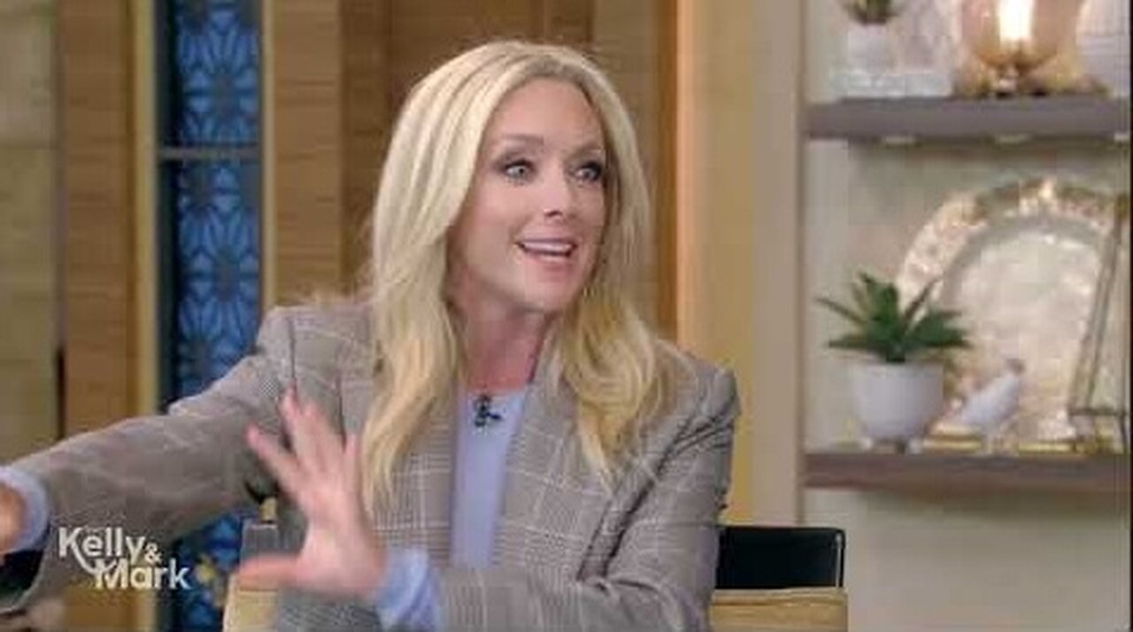 Jane Krakowski Was Impressed by the Celebrity Contestants on “Name That Tune”