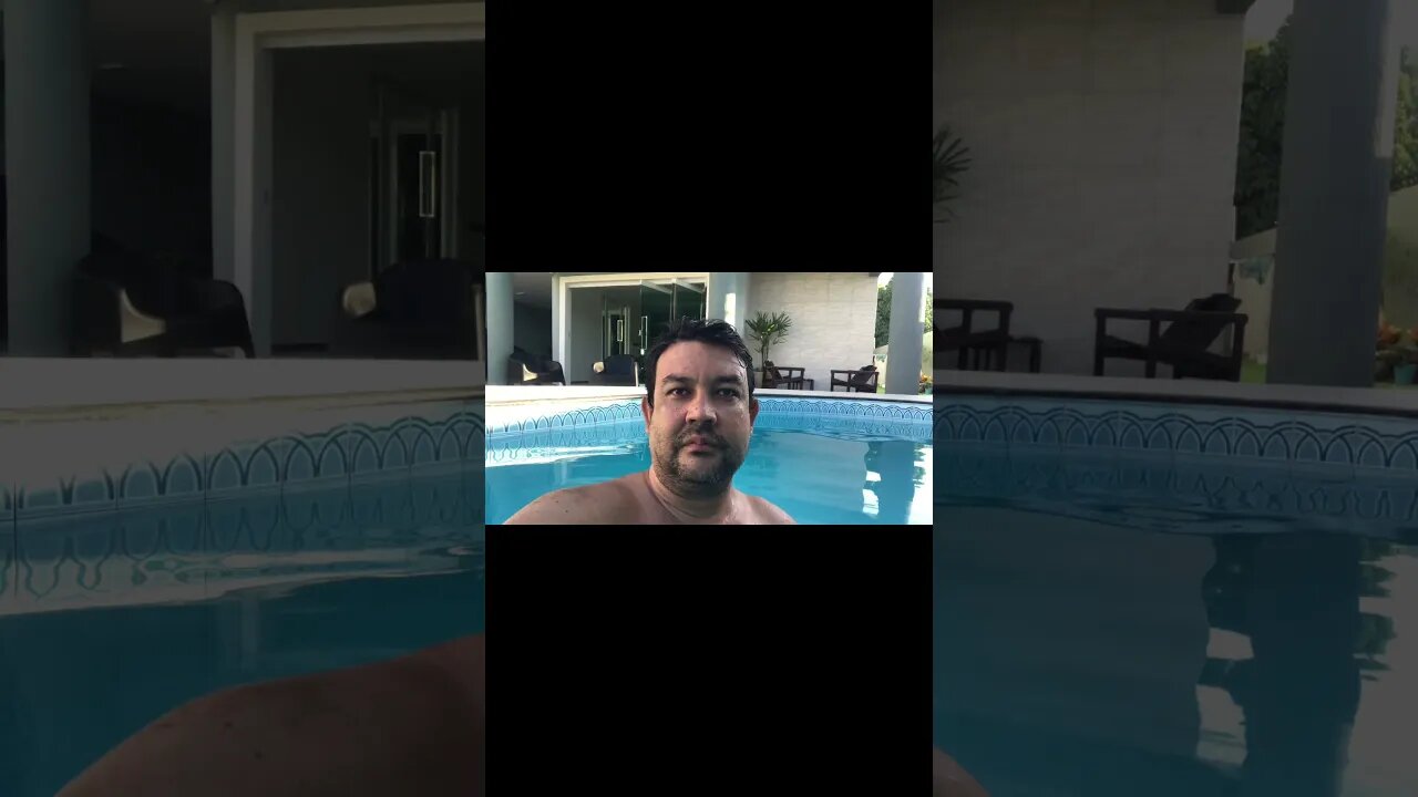 Alexsandro de Oliveira Santos Curtindo uma piscina