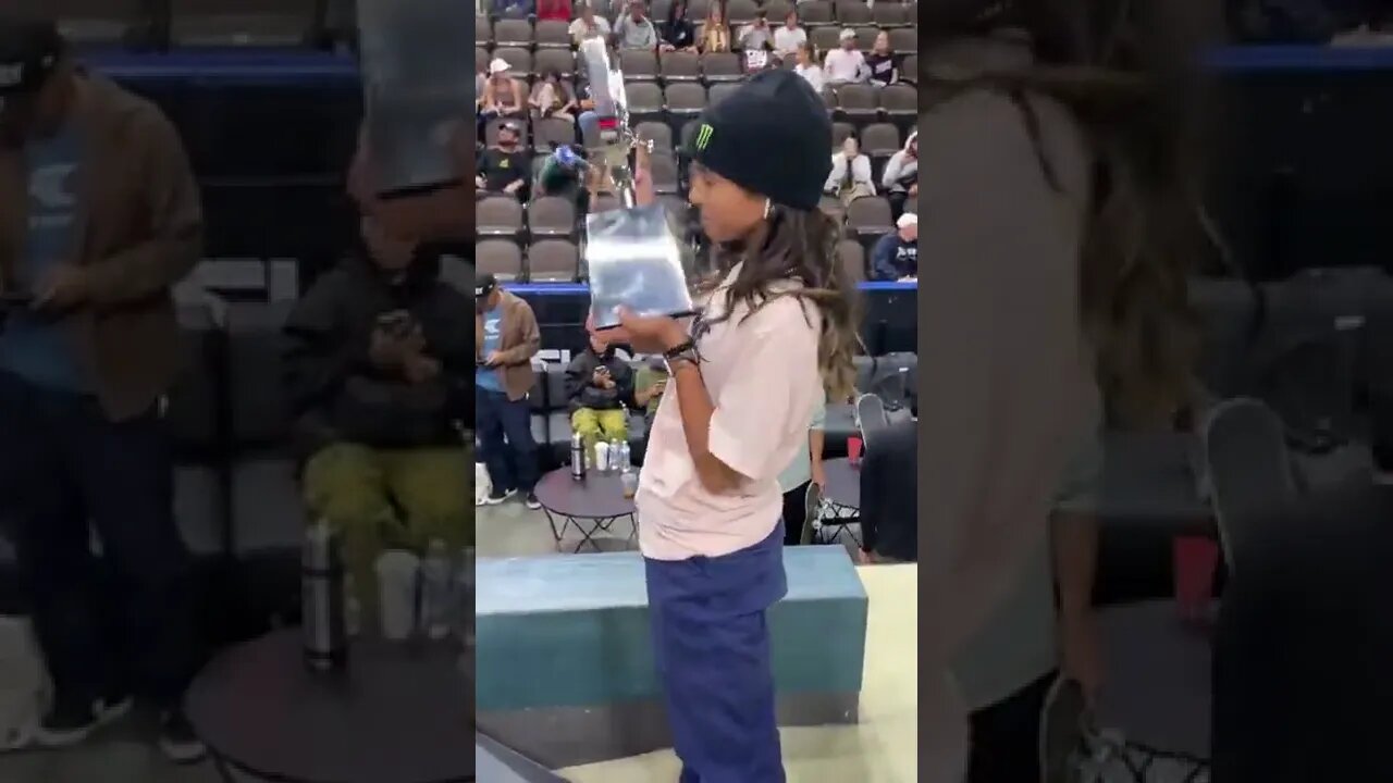 Raissa Leal beijando o troféu da Street League Skateboarding