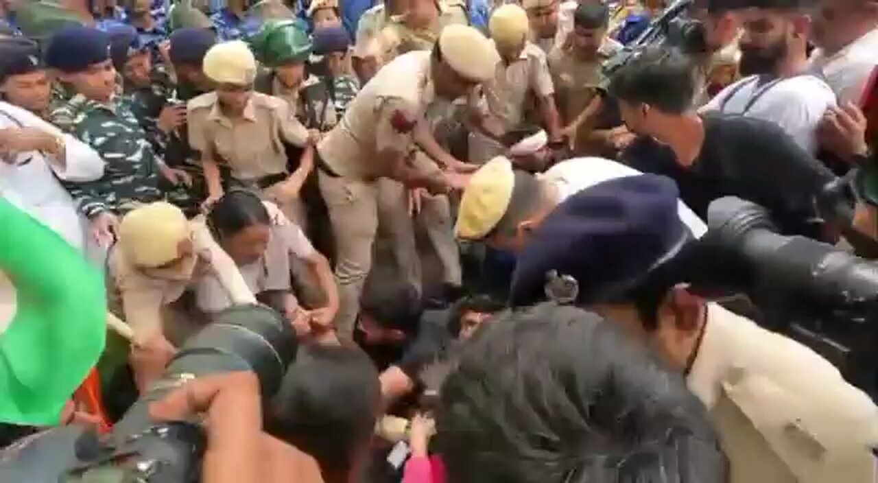 Wrestlers Fight With Police In India😱😱😱😱