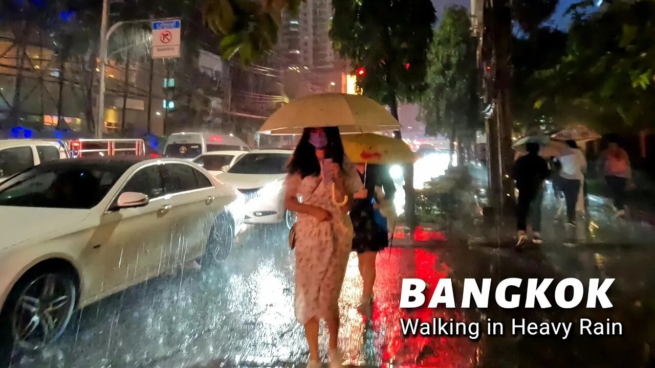 [4K] Walk in Heavy Rain at Night in Sukhumvit Bangkok- Asok to Nana