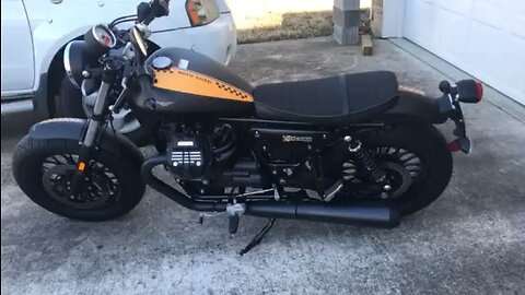Moto Guzzi V9 Bobber stock exhaust