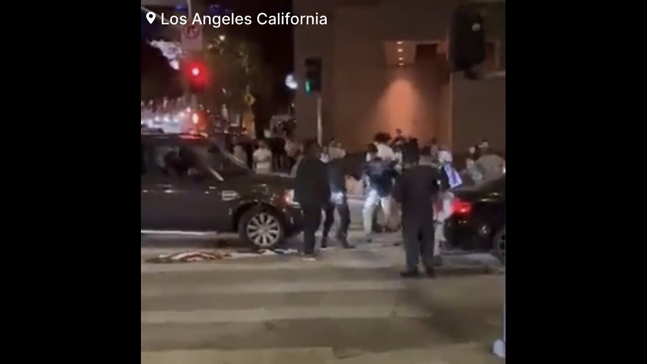 Pro Palestine 🇵🇸 and Pro Israel 🇮🇱 clash in the streets in LA