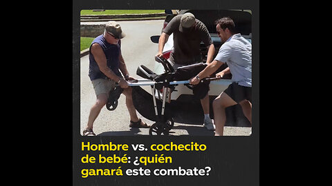 Padre intenta plegar un cochecito y entra en desesperación