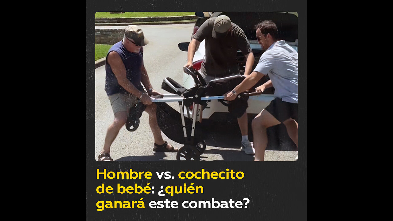 Padre intenta plegar un cochecito y entra en desesperación