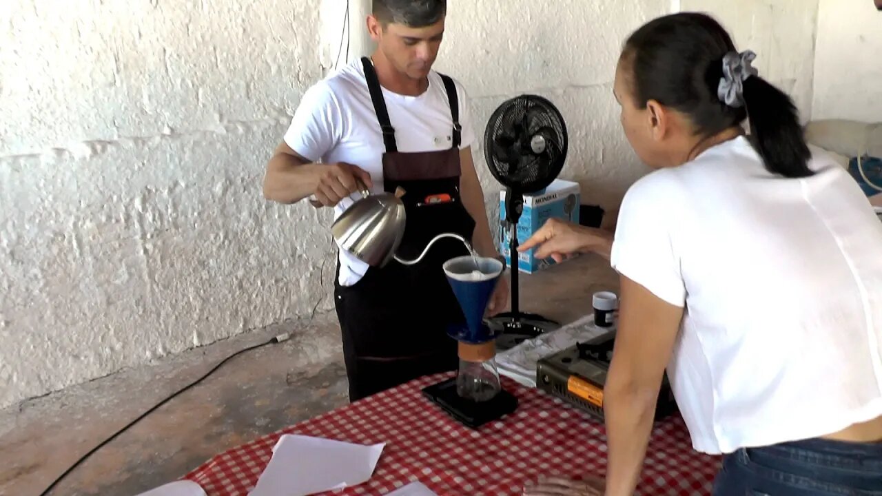 Curso de qualidade do café conilon "torra e desgustação" parceria Aagraf e Emater-Ro