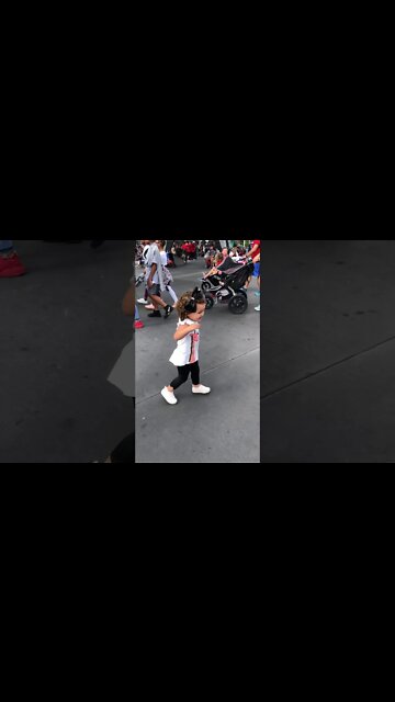 QUASE ME PERDI NA DISNEY [ DISNEYLAND ] - Memel running and playing at Disney #shorts #linda #bebe