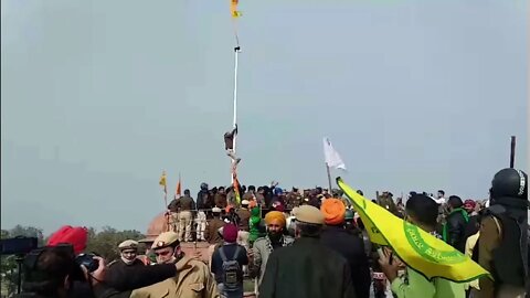 Indian Policeman FAILS to remove the 1st Nishan Sahib / Khalistan Flag | Red Fort Delhi Laal Qila