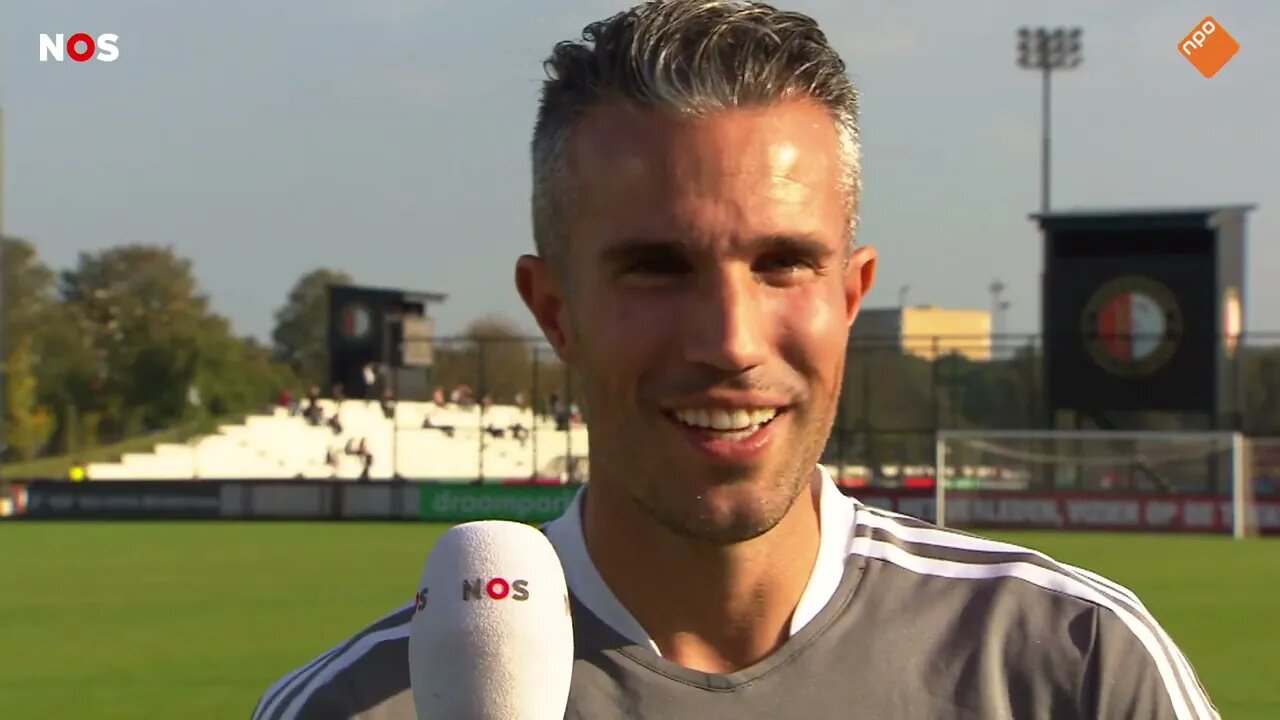 Zoon Van Persie tekent eerste contract bij Feyenoord. Eerder dit jaar bezocht BertMaalderink pa RVP