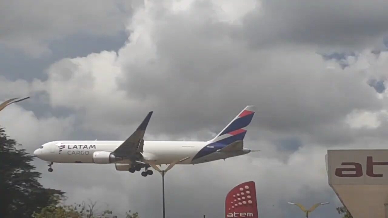 Boeing 767-300ERF PR-ABD na aproximação final antes de pousar em Manaus vindo de Guarulhos