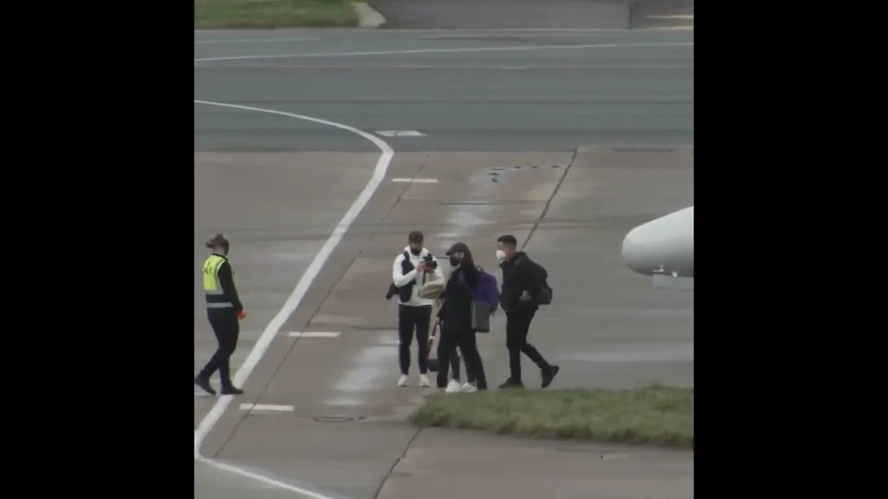 Coutinho chegando a Inglaterra para começar os trabalhos pelo Astron Villa