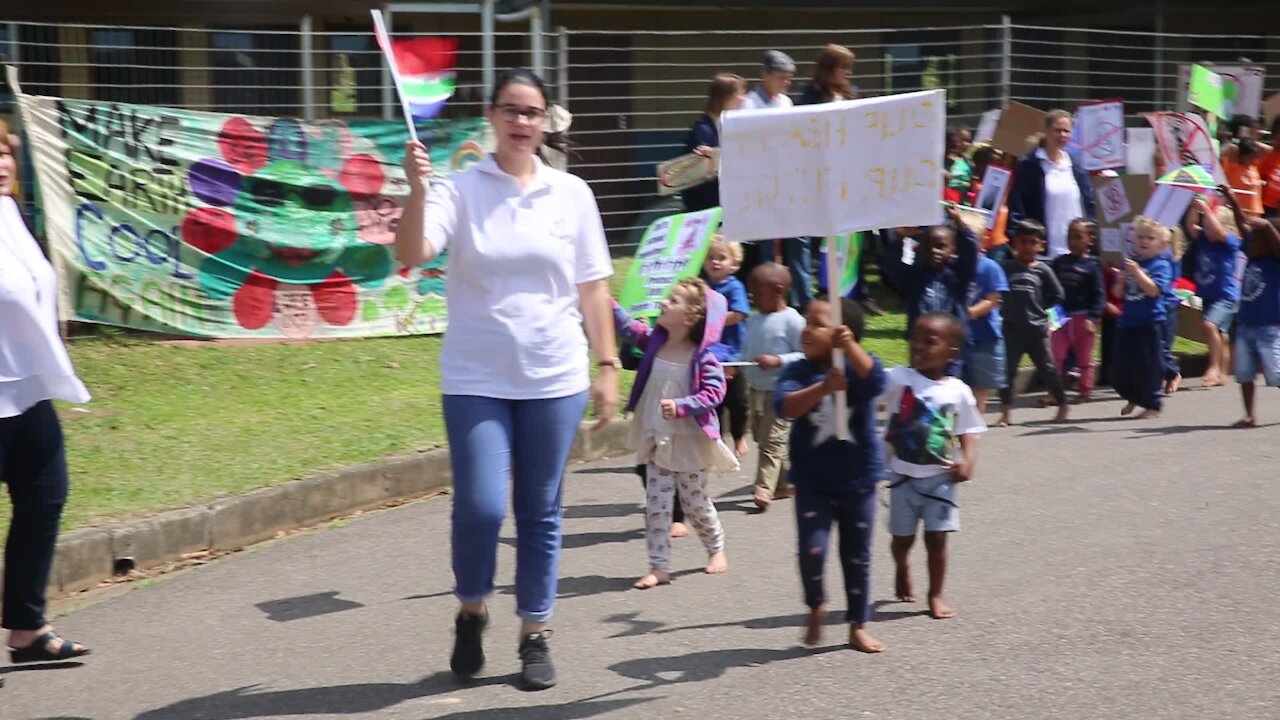 SOUTH AFRICA - Durban - School protest against cellphone tower (Videos) (SFr)