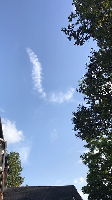 Wales 🏴󠁧󠁢󠁷󠁬󠁳󠁿 white lines on sky 06/09/2023 6:39 pm