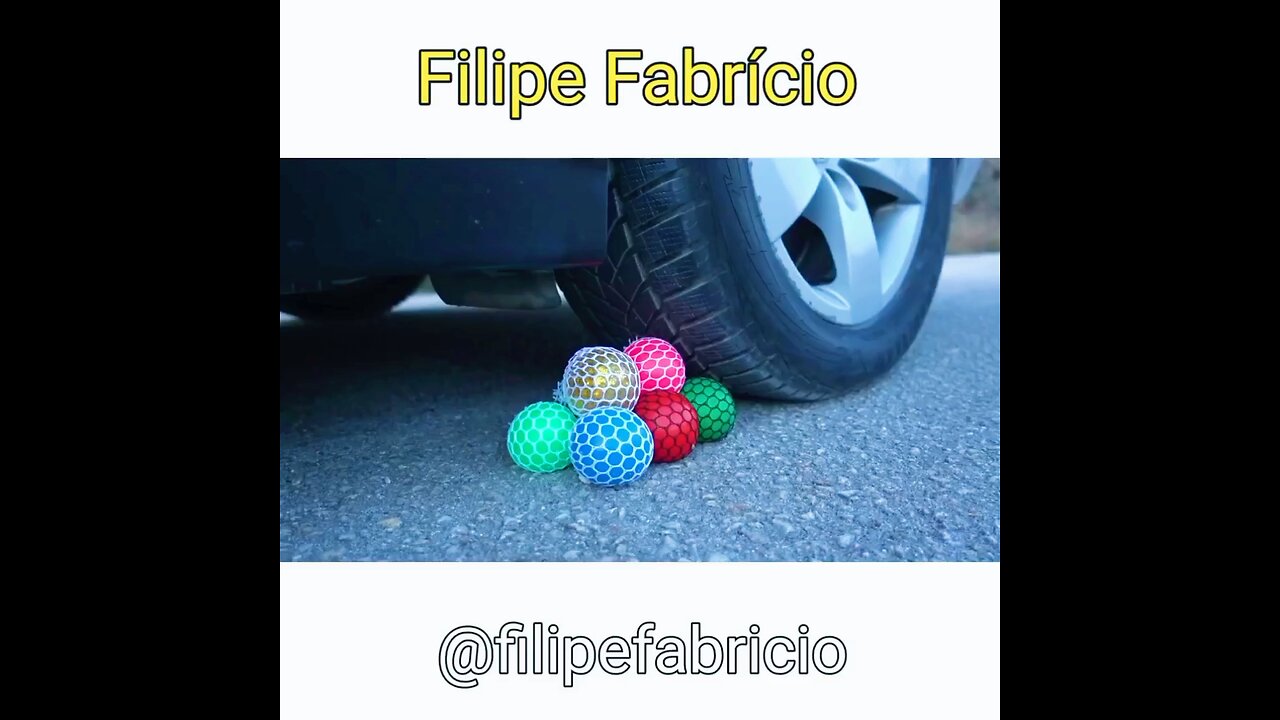 Esmagando coisas crocantes e macias de carro! CARRO EXPERIMENTAL vs BOLA