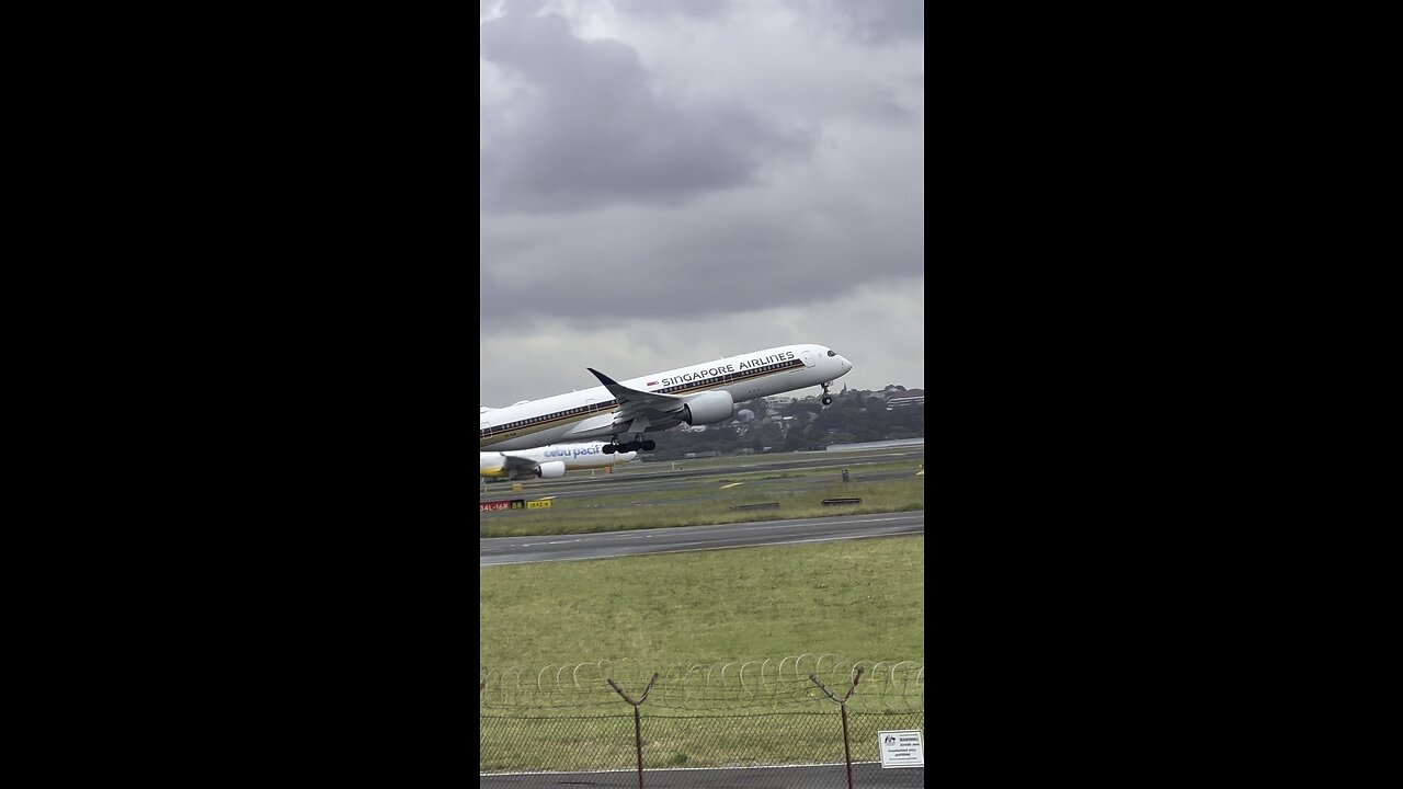 Aeroplane Take off| Satisfying video #sydney #airport #satisfying #Singapore #airline