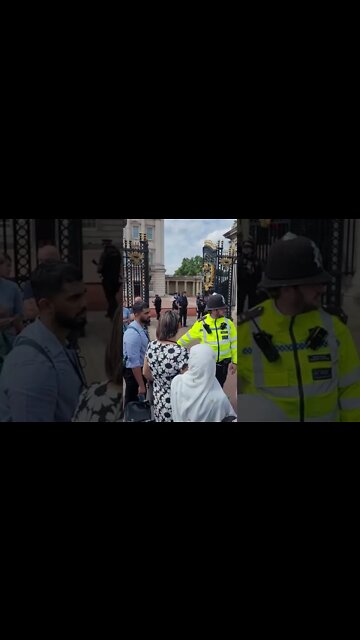 out the way vehicle coming through #buckinghampalace