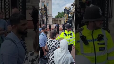 out the way vehicle coming through #buckinghampalace