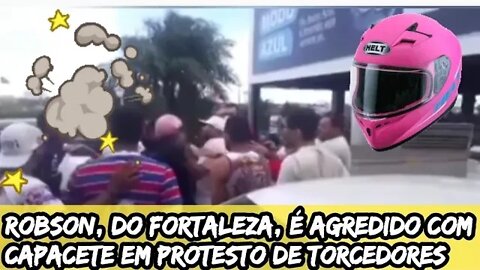 Robson, do Fortaleza, é agredido com capacete em protesto de torcedores...