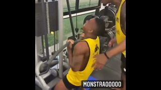 Juninho treinando pesado na academia