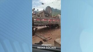 Perto de Carlos Chagas: caminhão com mel tomba após condutor perder controle da direção na MG-10