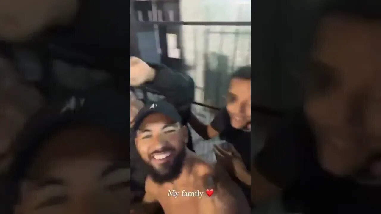 Douglas Luiz e Alisha Lehmann no Complexo da Maré