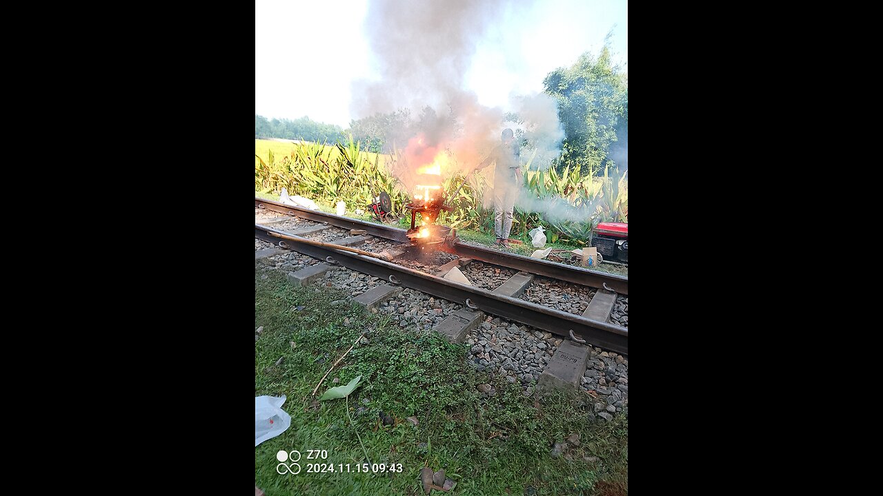 কিভাবে রেললাইনে জোড়া দেয়া হচ্ছে Railway track joint #jamalpur #railway #railwaytrack