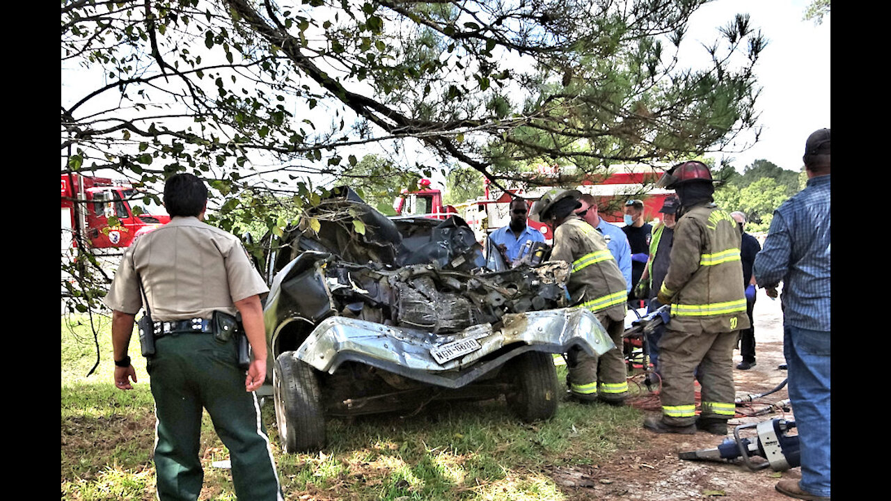 PICKUP REAR ENDS 18 WHEELER, DRIVER FLOWN, LIVINGSTON TEXAS, 09/27/21...