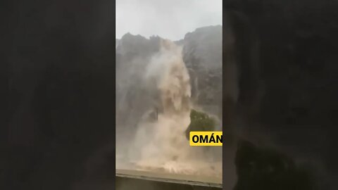 Las cascadas de Wadi al-Sahtan se están desbordando debido a las fuertes lluvias en Omán