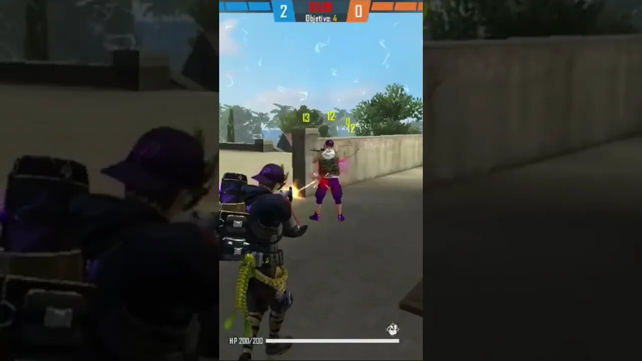 Jogando Free Fire com alegria