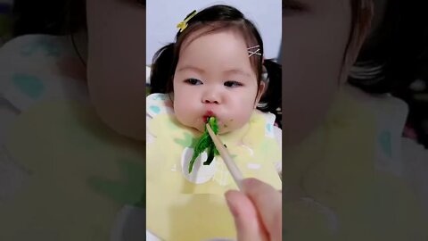 A little cutie who likes to eat vegetable leaves