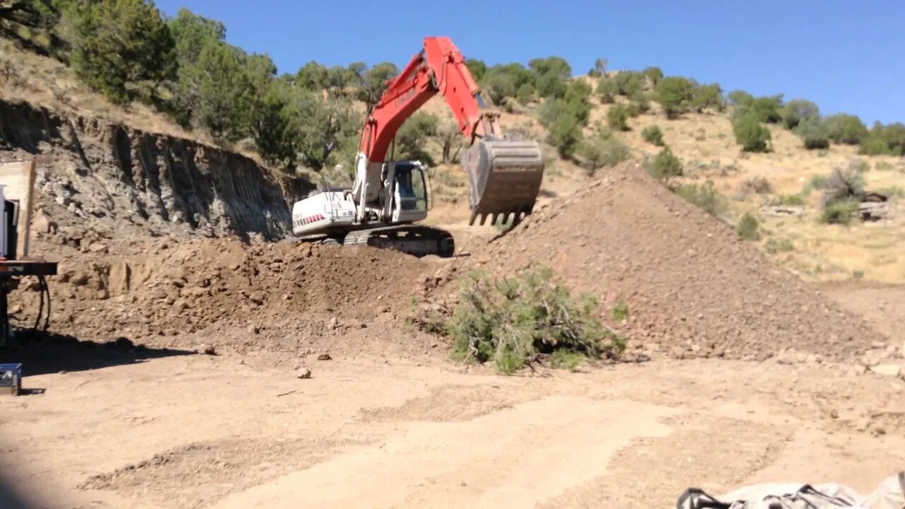 LInkbelt 330 Excavator On The Hillside