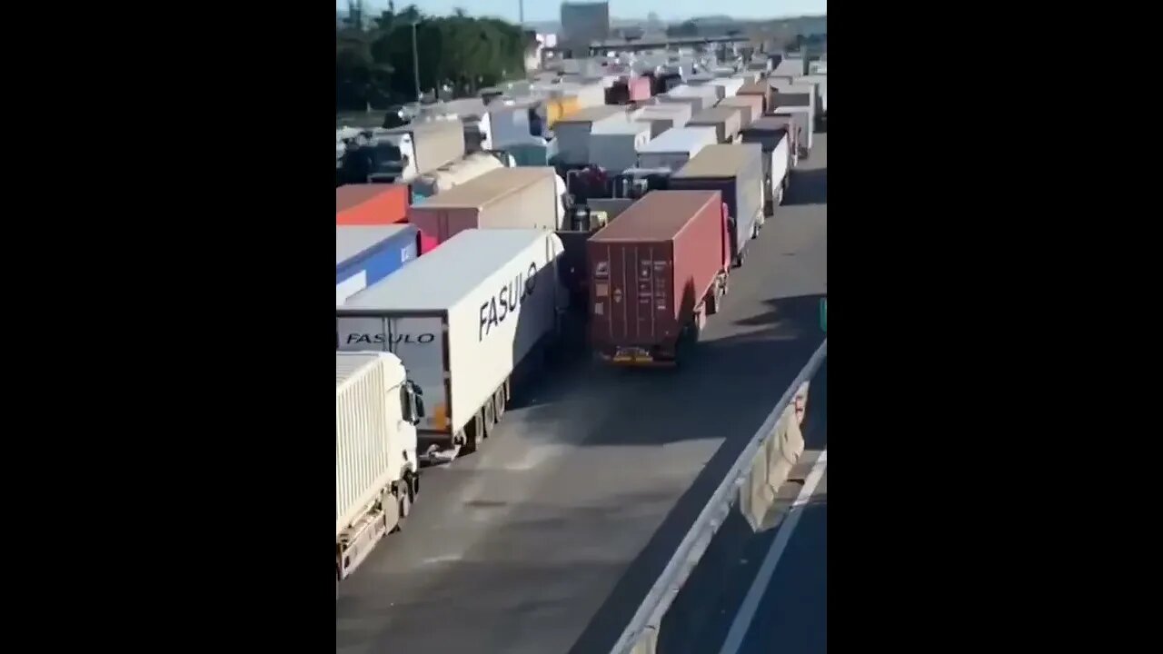 Not far from the Italian city of Caserta, truckers from the #FreedomConvoy