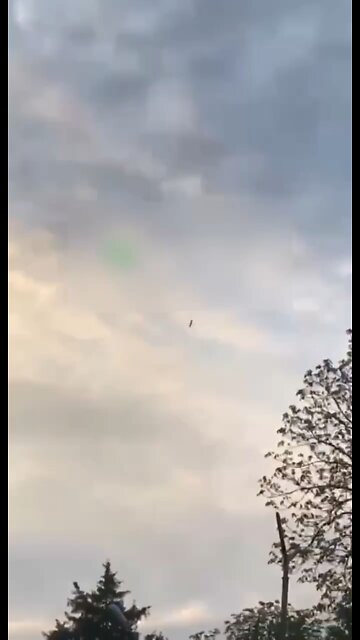 Video of Russian Kalibr or Iskander rocket flying towards Kyiv before it hit the target.
