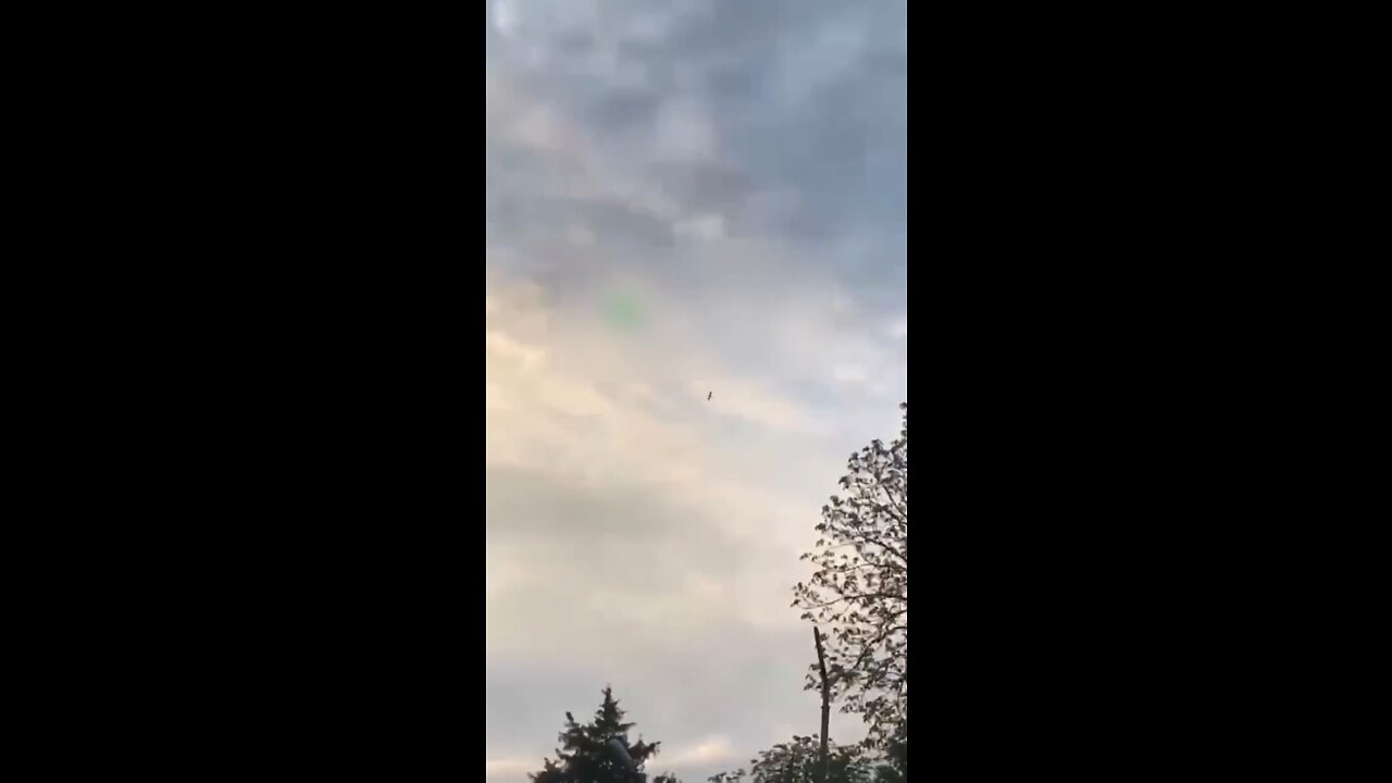 Video of Russian Kalibr or Iskander rocket flying towards Kyiv before it hit the target.