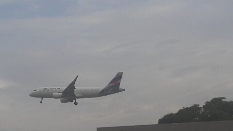 Airbus A320 PR-TYD na aproximação final antes de pousar em Manaus vindo de Guarulhos (07/30/2021)