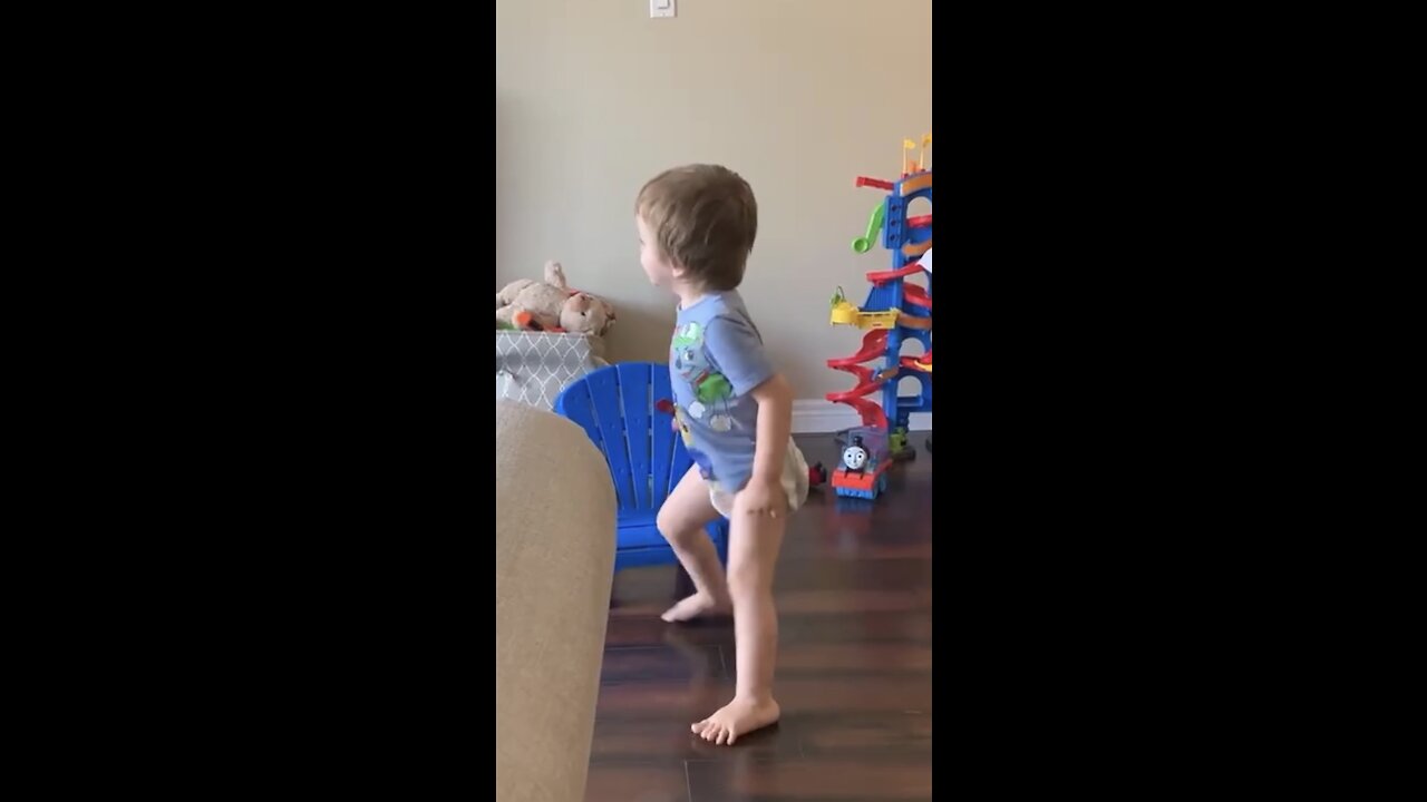 Baby Dances and Sings E-I-E-IO!!