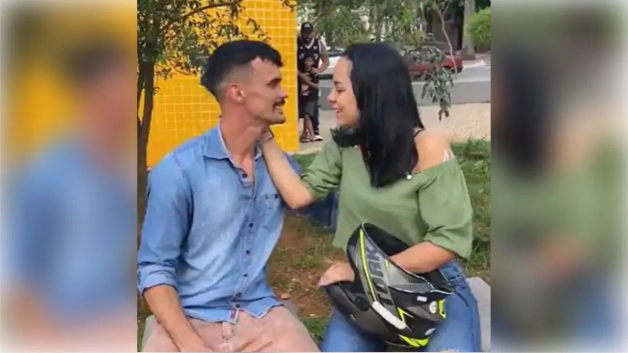 Filho descobre relacionamento extra de sua mãe, e a expõe da melhor forma.
