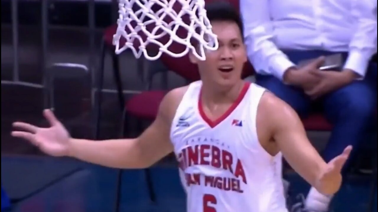 Phantom foul on Scottie Thompson!