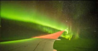 Magnifica aurora australe vista da un aereo