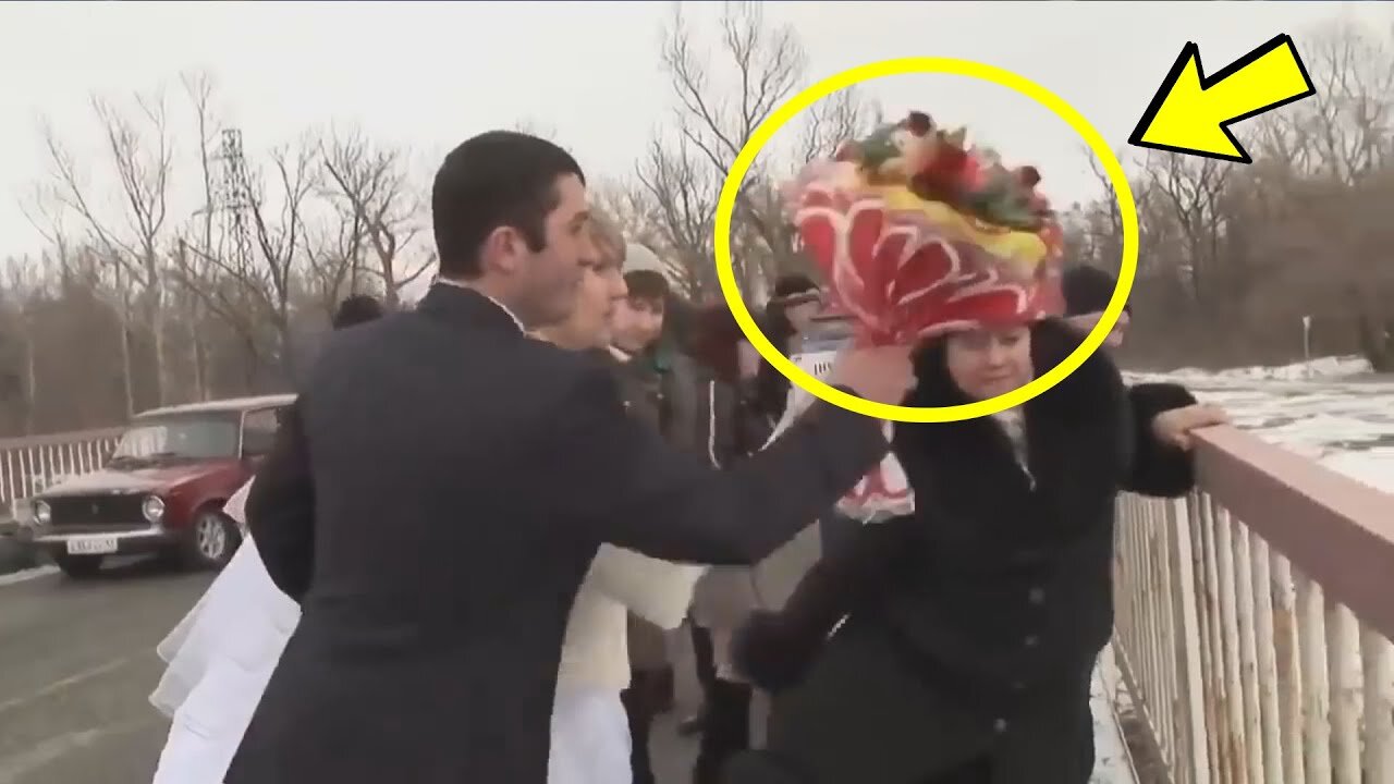 Nevjesta je bacila buket u rijeku