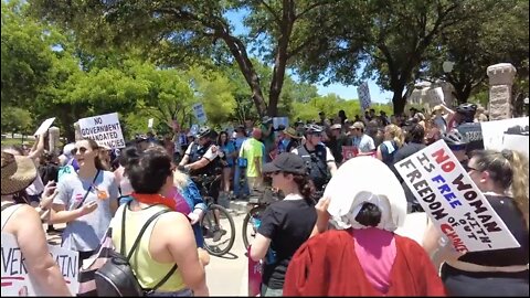Pro-Life & Pro Abortion Protesters Get Into A Shouting Match Outside Texas Capitol