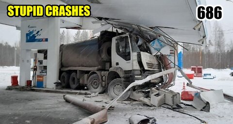 Stupid driving mistakes 686 (March 2022 English subtitles)