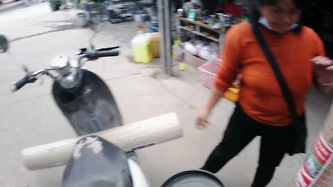 วันนี้ฉันซื้อลวดตาข่ายไก่สองม้วนจากเจ้านายและขี่