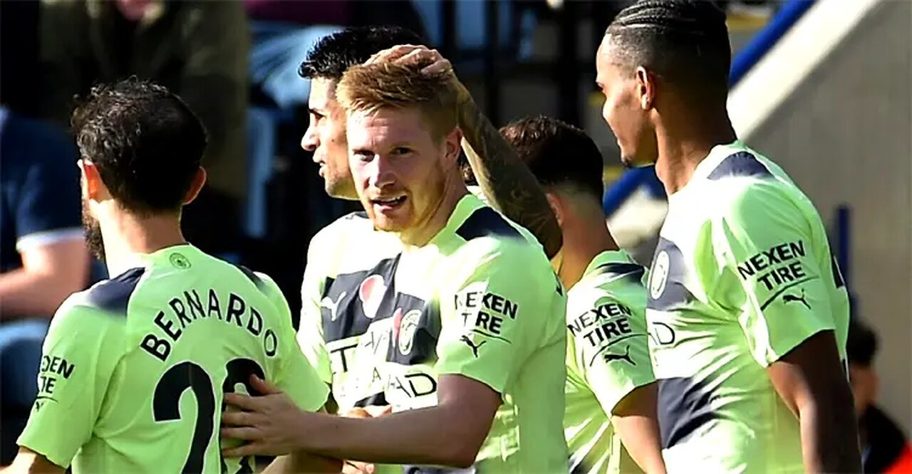 Kevin De Bruyne sends Man City top of table with 1-0 win over Leicester