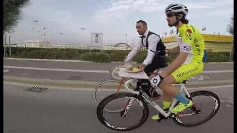 Refeição em duas rodas: Ciclista almoça enquanto pedala