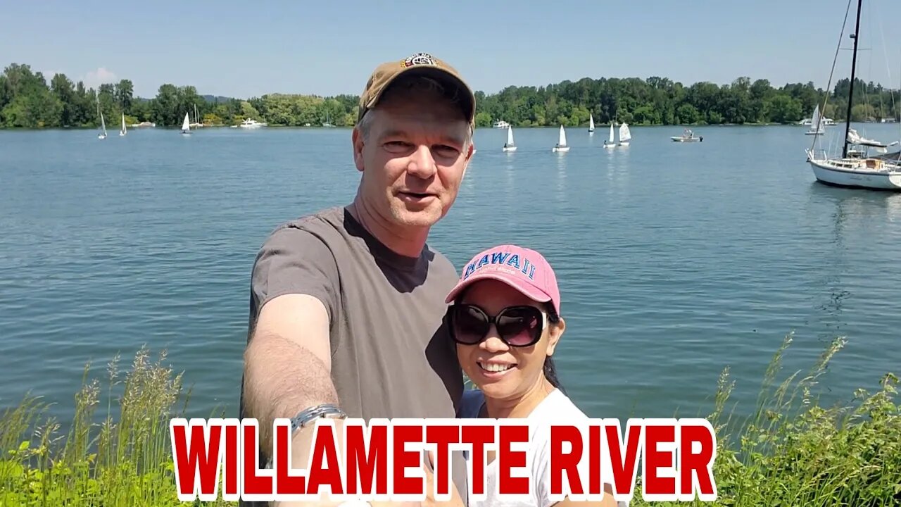 WILLAMETTE RIVER IN PORTLAND OREGON