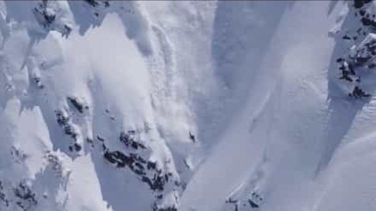 Une avalanche terrifiante manque d'enterrer ce snowboarder