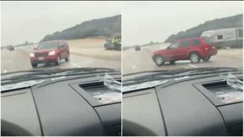 빙판에서 미끄러진 차