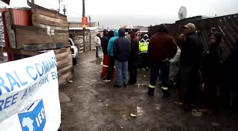UPDATE 1 - Voters disgruntled as voting progresses slowly at Cape Town polling station (qHW)