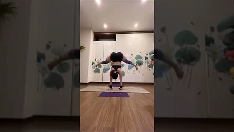 Yoga Hanstanding